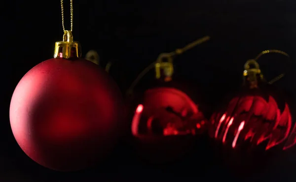 Bolas Rojas Navidad Tablero Madera Agaisnt Fondo Oscuro — Foto de Stock
