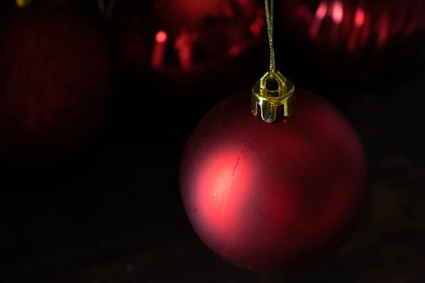 Κόκκινα Χριστούγεννα Μπάλες Σκούρο Φόντο Ξύλινη Σανίδα Agaisnt — Φωτογραφία Αρχείου