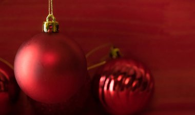 Kırmızı ahşap zemin üzerinde Noel topları
