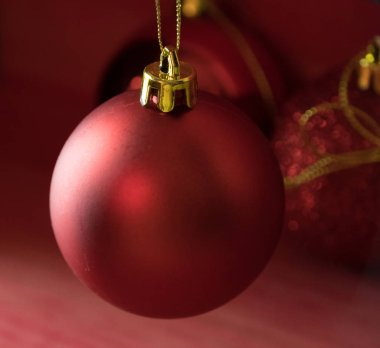 Kırmızı ahşap zemin üzerinde Noel topları