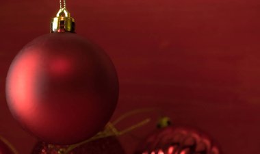 Kırmızı ahşap zemin üzerinde Noel topları