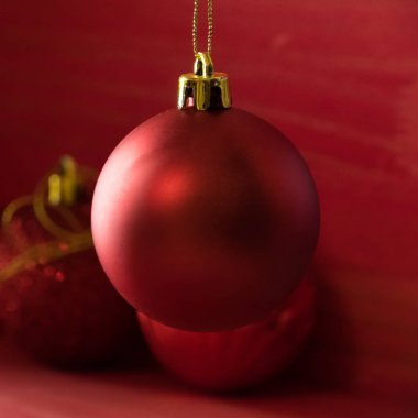 Kırmızı ahşap zemin üzerinde Noel topları