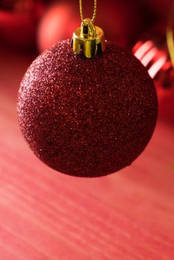 Kırmızı ahşap zemin üzerinde Noel topları