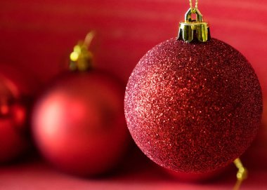 Kırmızı ahşap zemin üzerinde Noel topları