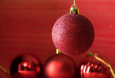 Kırmızı ahşap zemin üzerinde Noel topları