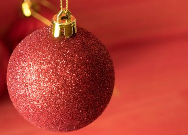 Kırmızı ahşap zemin üzerinde Noel topları