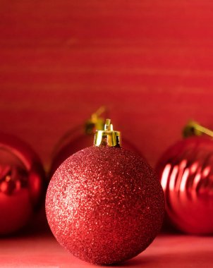 Kırmızı ahşap zemin üzerinde Noel topları