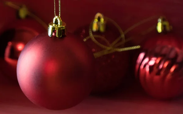 Kerstballen Rode Houten Achtergrond — Stockfoto