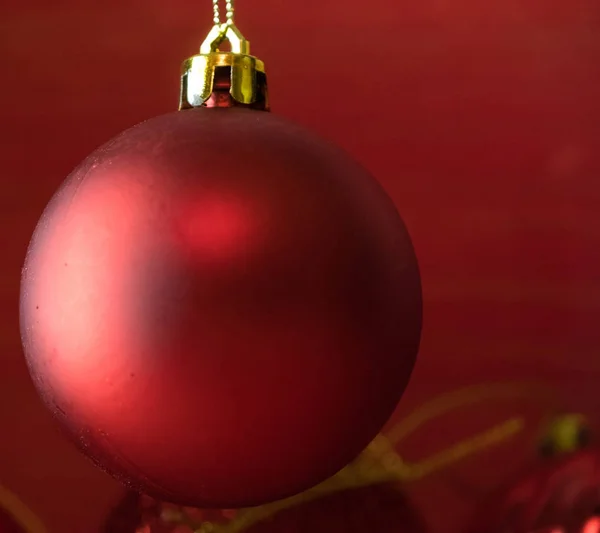 Kerstballen Rode Houten Achtergrond — Stockfoto
