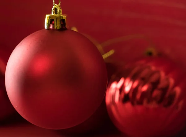 Bolas Navidad Sobre Fondo Rojo Madera — Foto de Stock