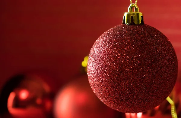 Kırmızı ahşap zemin üzerinde Noel topları