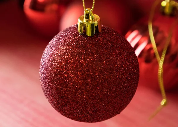 Bolas Navidad Sobre Fondo Rojo Madera — Foto de Stock