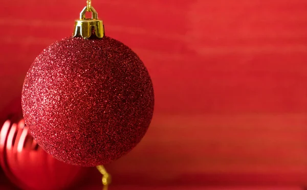 Kırmızı ahşap zemin üzerinde Noel topları