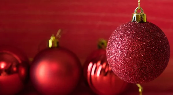 Bolas Natal Sobre Fundo Madeira Vermelho — Fotografia de Stock