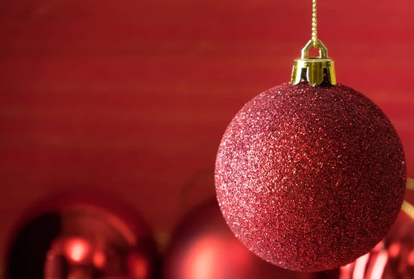 Kırmızı ahşap zemin üzerinde Noel topları