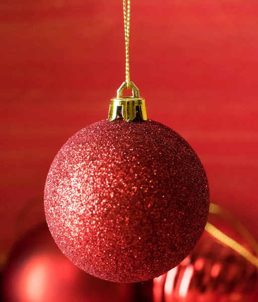 Kırmızı ahşap zemin üzerinde Noel topları