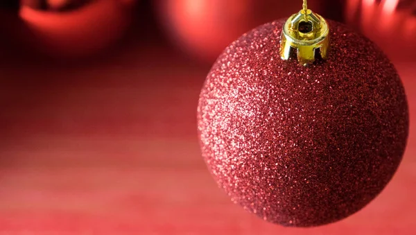 Kırmızı ahşap zemin üzerinde Noel topları