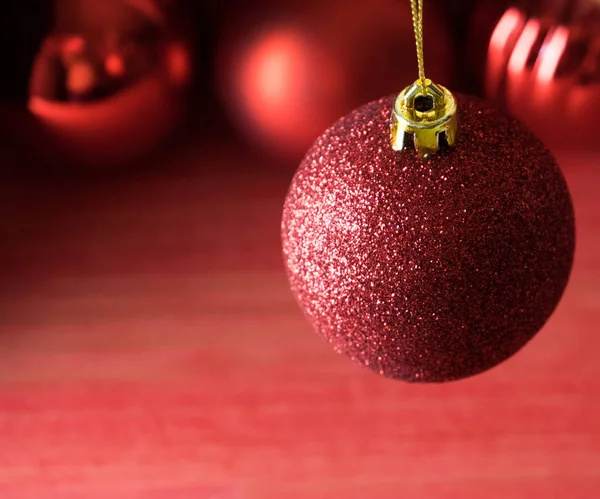 Bolas Natal Sobre Fundo Madeira Vermelho — Fotografia de Stock