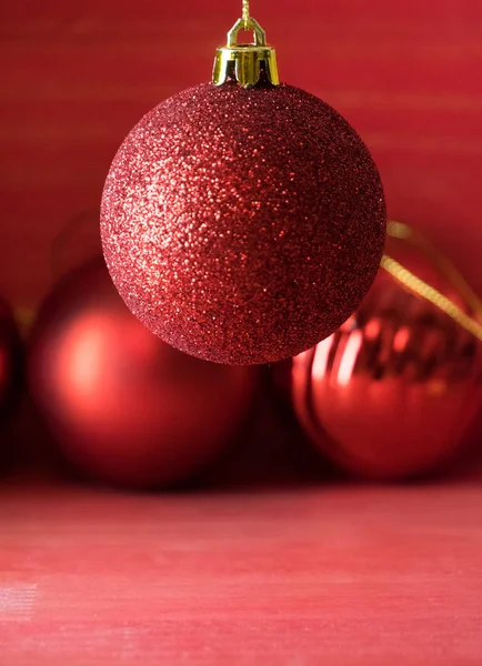 Weihnachtskugeln Auf Rotem Holzhintergrund — Stockfoto