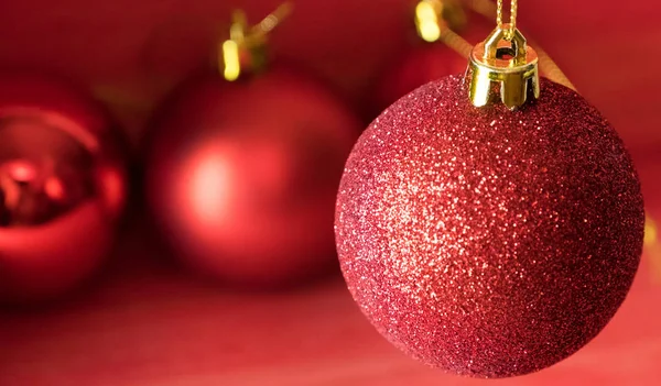 Kırmızı ahşap zemin üzerinde Noel topları