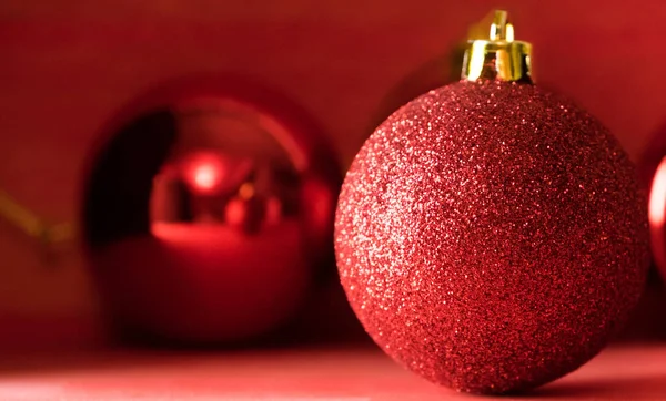 Bolas Natal Sobre Fundo Madeira Vermelho — Fotografia de Stock