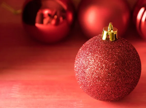 Bolas Navidad Sobre Fondo Rojo Madera — Foto de Stock