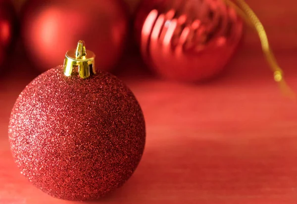 Bolas Natal Sobre Fundo Madeira Vermelho — Fotografia de Stock