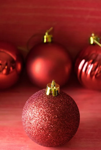 Kırmızı ahşap zemin üzerinde Noel topları