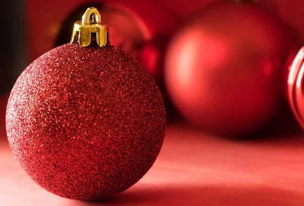 Kırmızı ahşap zemin üzerinde Noel topları