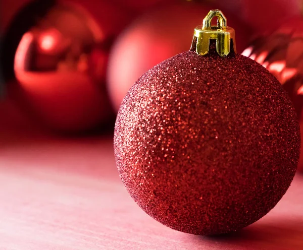 Kırmızı ahşap zemin üzerinde Noel topları