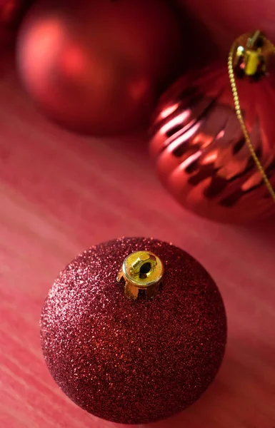 Kırmızı ahşap zemin üzerinde Noel topları