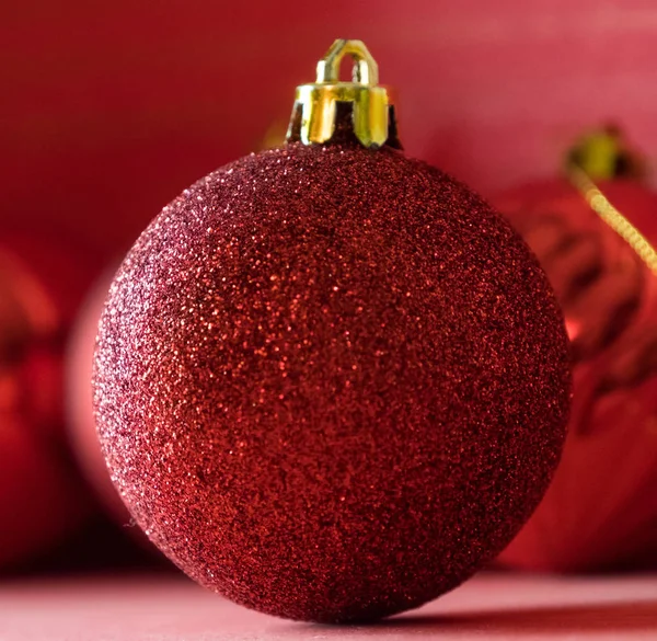 Kırmızı ahşap zemin üzerinde Noel topları