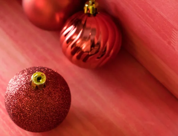 Vánoční Koule Červené Dřevěné Pozadí — Stock fotografie