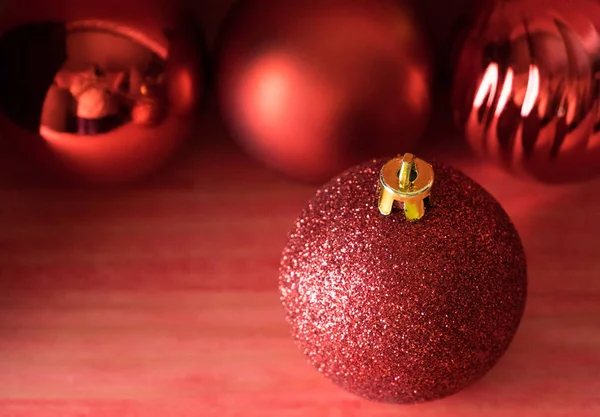 Kırmızı ahşap zemin üzerinde Noel topları