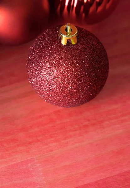 Kırmızı ahşap zemin üzerinde Noel topları