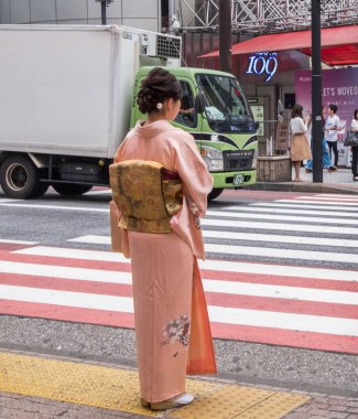Tokyo, Japonya - 23 Haziran 2018. Shibuya içinde karşıdan karşıya için wating elbise geleneksel yukata Japon kız.
