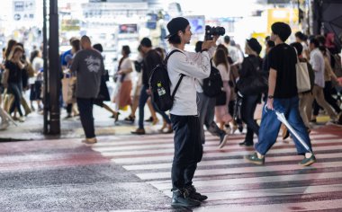 Tokyo, Japonya - 23 Haziran 2018. Shibuya sokakta bir kamera ile adam.