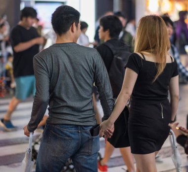 Tokyo, Japonya - 23 Haziran 2018. Geceleri Shibuya içinde karşıya insanlar