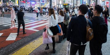 Tokyo, Japonya - 23 Haziran 2018. Geceleri Shibuya içinde karşıya insanlar