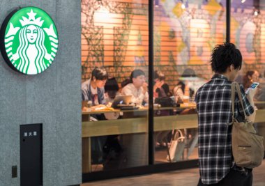 Tokyo, Japonya - 23 Haziran 2018. Müşteriler Starbucks kahve evi çıkış Shibuya içinde