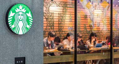 Tokyo, Japonya - 23 Haziran 2018. Müşteriler Starbucks kahve evi çıkış Shibuya içinde