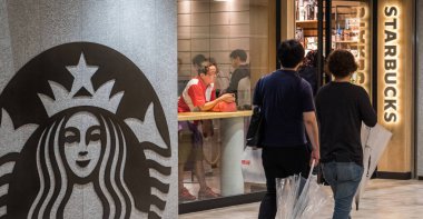 Tokyo, Japonya - 23 Haziran 2018. İnsanların önünde ofstarbucks kahve yürüyüş çıkış Shibuya içinde ev.