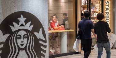Tokyo, Japonya - 23 Haziran 2018. İnsanların önünde ofstarbucks kahve yürüyüş çıkış Shibuya içinde ev.
