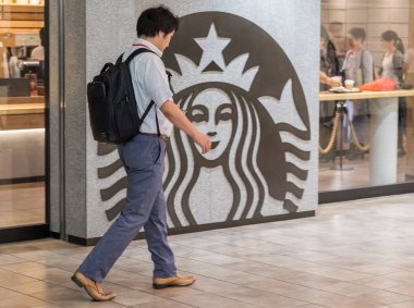 Tokyo, Japonya - 23 Haziran 2018. İnsanların önünde ofstarbucks kahve yürüyüş çıkış Shibuya içinde ev.
