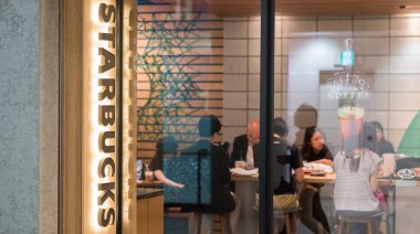 Tokyo, Japonya - 23 Haziran 2018. Müşteriler Starbucks kahve evi çıkış Shibuya içinde