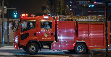 Tokyo, Japonya - 23 Haziran 2018. Shibuya sokak geceleri acele Tokyo itfaiye itfaiye.
