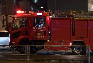 Tokyo, Japonya - 23 Haziran 2018. Shibuya sokak geceleri acele Tokyo itfaiye itfaiye.