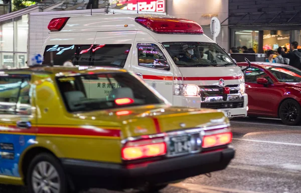 Tokyo Giappone Giugno 2018 Ambulanza Che Scorre Veloce Strada Shibuya — Foto Stock