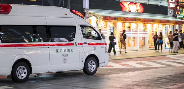 Tokyo Giappone Giugno 2018 Ambulanza Che Scorre Veloce Strada Shibuya — Foto Stock