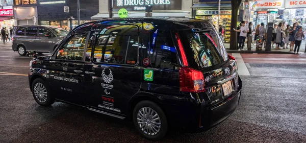 Tokyo, Japonya - 23 Haziran 2018. Shibuya sokakta geceleri taksi